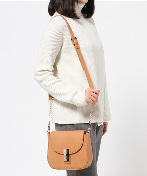 one after another NICE CLAUP(ワンアフターアナザーナイスクラップ)の「【non-no4月号掲載 ナイスクラップ】かぶせ付丸形ショルダー(ショルダーバッグ・レディース・キャメル/サックスブルー/ブラック・FREE)」の5枚目の写真