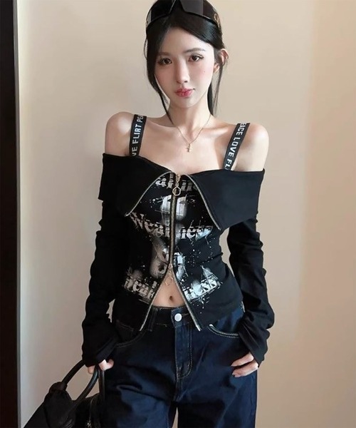 WESTBOY(ウエストボーイ)の「Y2K ユニセックス オフショルダー プリント ジップ トップス WOG26S1TP01(その他トップス・レディース・ブラック・FREE)」の1枚目の写真