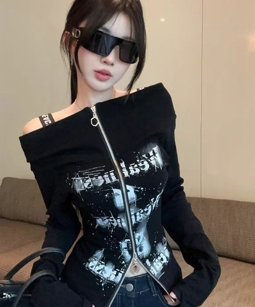 WESTBOY(ウエストボーイ)の「Y2K ユニセックス オフショルダー プリント ジップ トップス WOG26S1TP01(その他トップス・レディース・ブラック・FREE)」の2枚目の写真