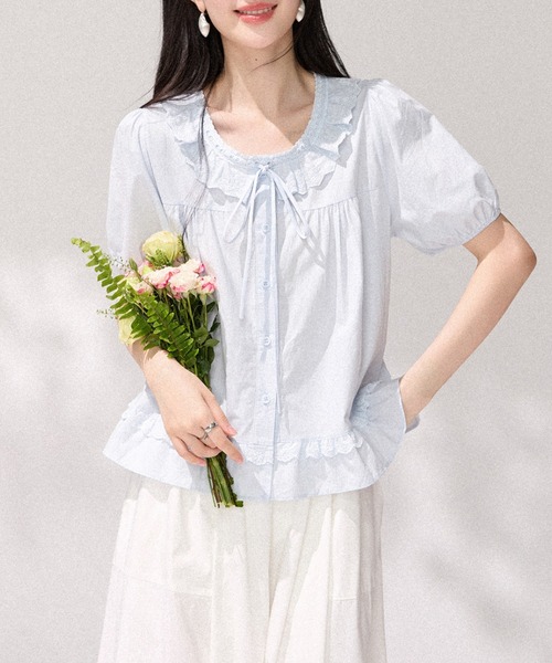 AMAJI(アマジ)の「フリル リボン付き パフスリーブ ブラウス(シャツ/ブラウス・レディース・ライトブルー・X-LARGE/LARGE/MEDIUM/SMALL)」の1枚目の写真