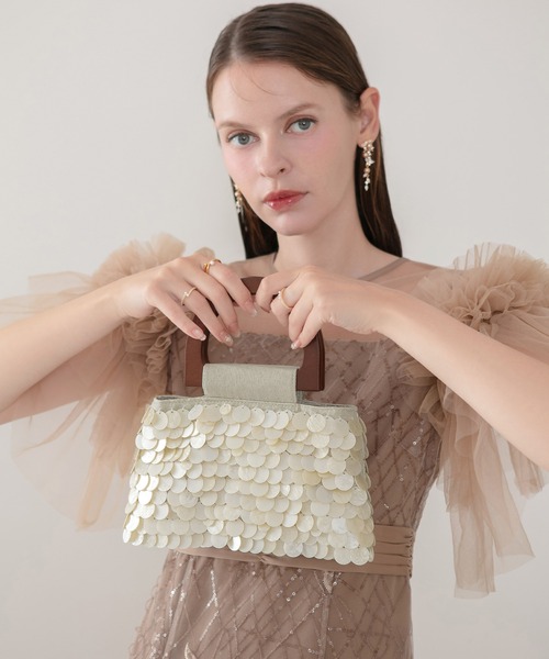 Leja（レジャ）の「【LEJA】シェルプレートウッドハンドルバッグ結婚式 パーティー 成人式 二次会 同窓会 お呼ばれ オケージョン 20代 30代（ハンドバッグ・レディース・ベージュ・FREE）」の2枚目の写真