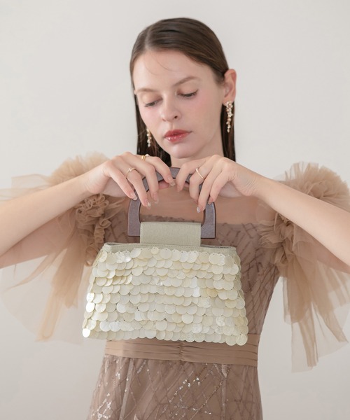 Leja（レジャ）の「【LEJA】シェルプレートウッドハンドルバッグ結婚式 パーティー 成人式 二次会 同窓会 お呼ばれ オケージョン 20代 30代（ハンドバッグ・レディース・ベージュ・FREE）」の4枚目の写真