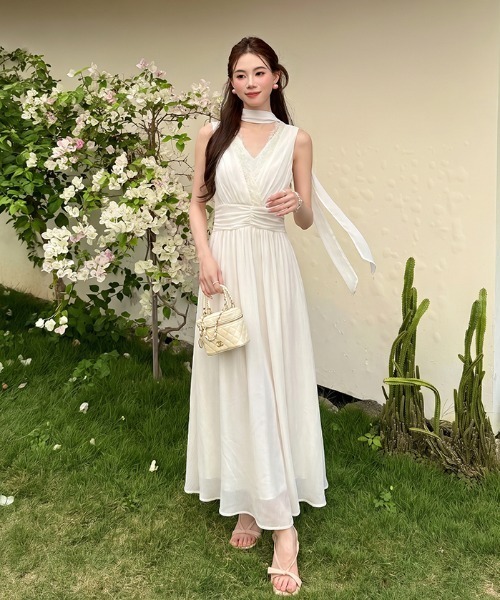 Aelina(エリナ)の「Vネックシフォンワンピース(ワンピース・レディース・ホワイト/ピンク・FREE)」の1枚目の写真