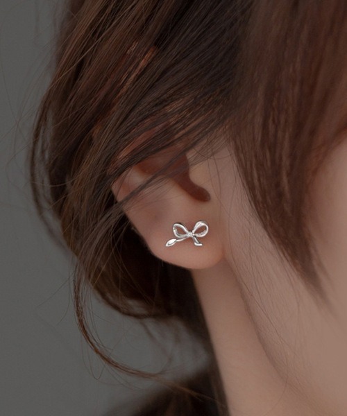 ARCHIVER(アーカイバ)の「【Bz】ゆるリボンワンポイントペアピアス(MA/EKW157)(ピアス(両耳用)・レディース・ゴールド/シルバー・FREE)」の1枚目の写真