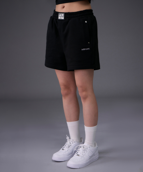 MIHAK(ミハク)の「メタルプレートウィメンズショーツ (ブラック)(スウェットパンツ・レディース・その他・1/2)」の4枚目の写真