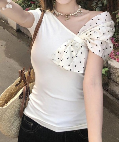 Nia(ニア)の「Nia(ニア)/ワンショルリボンフェミニントップス(Tシャツ/カットソー・レディース・ホワイト・MEDIUM/SMALL)」の4枚目の写真