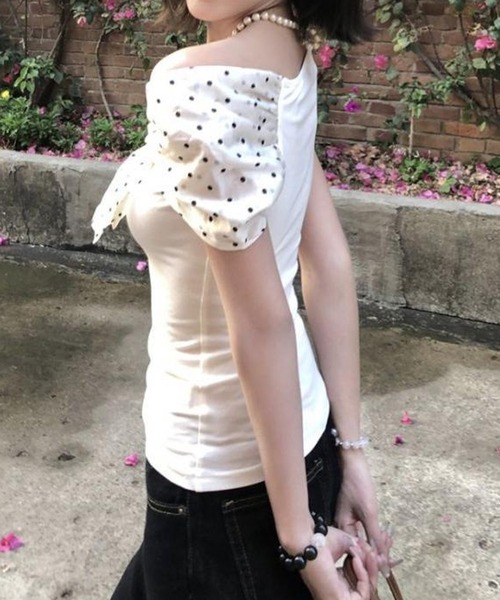 Nia(ニア)の「Nia(ニア)/ワンショルリボンフェミニントップス(Tシャツ/カットソー・レディース・ホワイト・MEDIUM/SMALL)」の6枚目の写真
