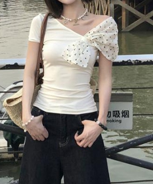 Nia(ニア)の「Nia(ニア)/ワンショルリボンフェミニントップス(Tシャツ/カットソー・レディース・ホワイト・MEDIUM/SMALL)」の7枚目の写真