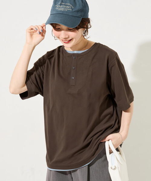 FREAK'S STORE（フリークスストア）の「限定展開 フェイクレイヤード ヘンリーネック カットソー/ 半袖 Tシャツ（Tシャツ/カットソー・メンズ・ブラウン/スミクロ/グレー/ネイビー・MEDIUM/LARGE/SMALL）」の8枚目の写真