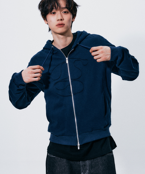 SOMEPLACE MAN(サムプレイス・マン)の「ベーシックシグネチャーロゴアプリケアイレットフードジップアップジャケット_2COLOR(パーカー・メンズ・ライトグレー/ネイビー・FREE)」の7枚目の写真