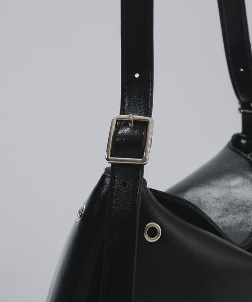 SELLE GLANT(セレグランテ)の「ONE-HANDLE EYELET DESIGN BAG / ワンハンドルアイレットデザインバッグ(ハンドバッグ・メンズ・オフホワイト/ダークブラウン/ブラック・FREE)」の7枚目の写真