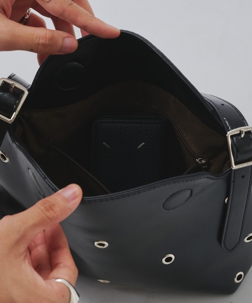 SELLE GLANT(セレグランテ)の「ONE-HANDLE EYELET DESIGN BAG / ワンハンドルアイレットデザインバッグ(ハンドバッグ・メンズ・オフホワイト/ダークブラウン/ブラック・FREE)」の8枚目の写真