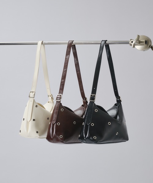 SELLE GLANT(セレグランテ)の「ONE-HANDLE EYELET DESIGN BAG / ワンハンドルアイレットデザインバッグ(ハンドバッグ・メンズ・オフホワイト/ダークブラウン/ブラック・FREE)」の4枚目の写真