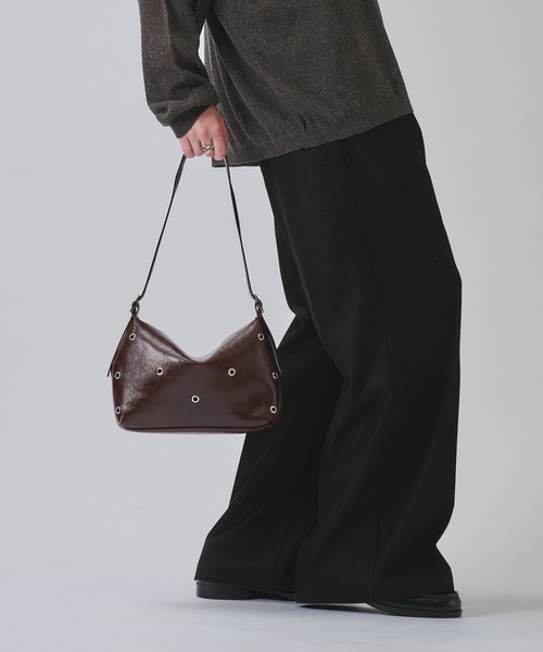 SELLE GLANT(セレグランテ)の「ONE-HANDLE EYELET DESIGN BAG / ワンハンドルアイレットデザインバッグ(ハンドバッグ・メンズ・オフホワイト/ダークブラウン/ブラック・FREE)」の19枚目の写真