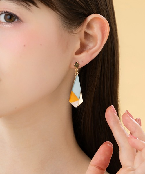 LA MUe(ラミュー)の「【LA MUE】ニッケルフリー アクリル ロング ピアス(ピアス(両耳用)・レディース・ブルー/ブラック/ホワイト・FREE)」の3枚目の写真