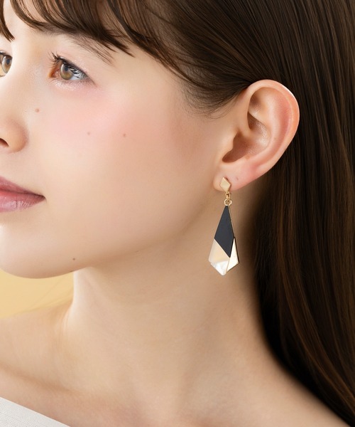 LA MUe(ラミュー)の「【LA MUE】ニッケルフリー アクリル ロング ピアス(ピアス(両耳用)・レディース・ブルー/ブラック/ホワイト・FREE)」の2枚目の写真