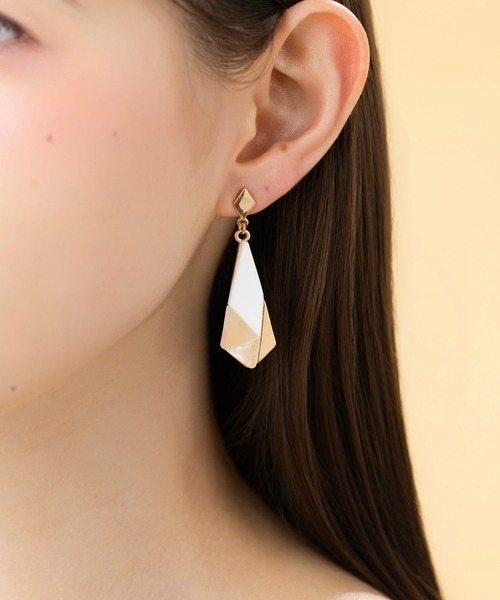 LA MUe(ラミュー)の「【LA MUE】ニッケルフリー アクリル ロング ピアス(ピアス(両耳用)・レディース・ブルー/ブラック/ホワイト・FREE)」の4枚目の写真