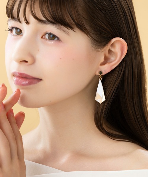 LA MUe(ラミュー)の「【LA MUE】ニッケルフリー アクリル ロング ピアス(ピアス(両耳用)・レディース・ブルー/ブラック/ホワイト・FREE)」の5枚目の写真