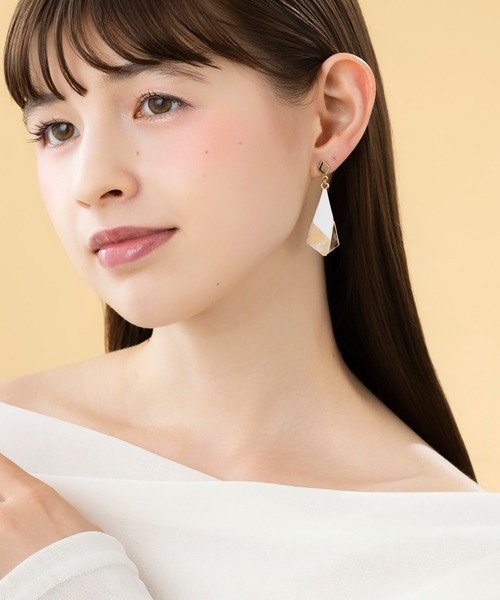 LA MUe(ラミュー)の「【LA MUE】ニッケルフリー アクリル ロング ピアス(ピアス(両耳用)・レディース・ブルー/ブラック/ホワイト・FREE)」の6枚目の写真