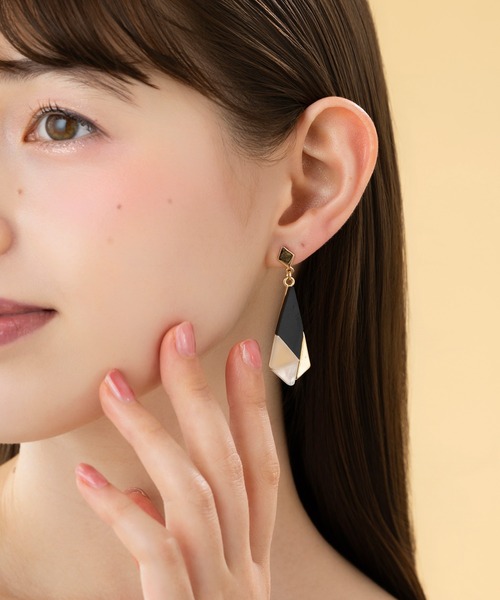 LA MUe(ラミュー)の「【LA MUE】ニッケルフリー アクリル ロング ピアス(ピアス(両耳用)・レディース・ブルー/ブラック/ホワイト・FREE)」の9枚目の写真