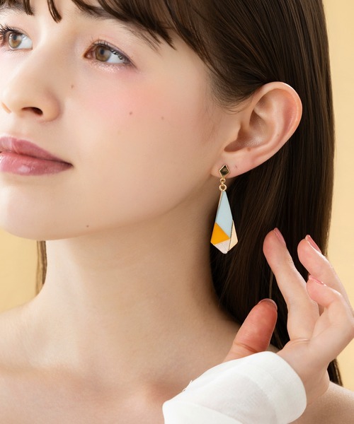 LA MUe(ラミュー)の「【LA MUE】ニッケルフリー アクリル ロング ピアス(ピアス(両耳用)・レディース・ブルー/ブラック/ホワイト・FREE)」の13枚目の写真