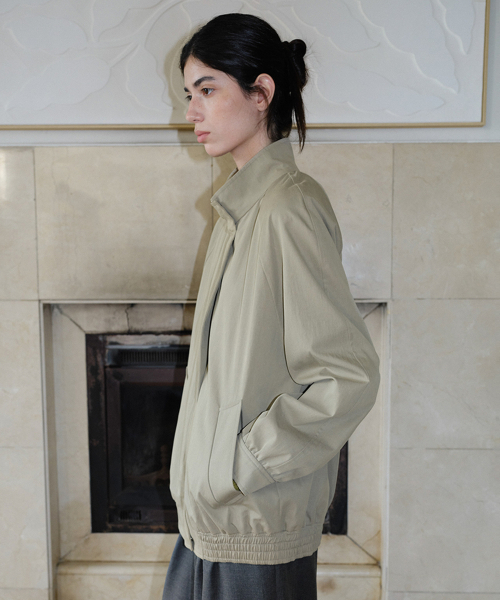 EN OR(エンオール)の「HIGH NECK SHIRRING BLOUSON - SAGE(ミリタリージャケット・レディース・その他・FREE)」の3枚目の写真