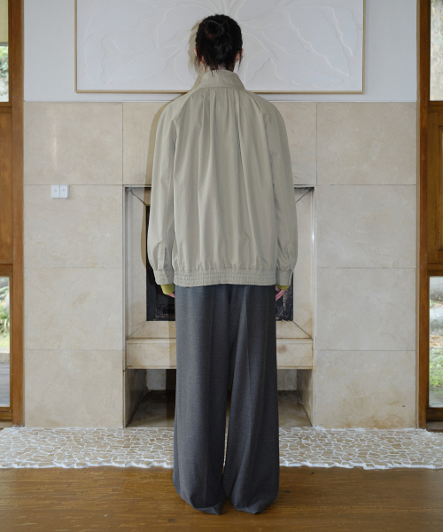 EN OR(エンオール)の「HIGH NECK SHIRRING BLOUSON - SAGE(ミリタリージャケット・レディース・その他・FREE)」の4枚目の写真