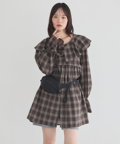 earth music&ecology(アースミュージックアンドエコロジー)の「フリルカラーチュニック(チュニック・レディース・ブラック/ブラウン系その他4/グレー系その他3・FREE)」の6枚目の写真