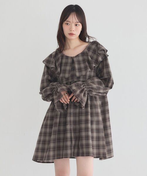 earth music&ecology(アースミュージックアンドエコロジー)の「フリルカラーチュニック(チュニック・レディース・ブラック/ブラウン系その他4/グレー系その他3・FREE)」の7枚目の写真