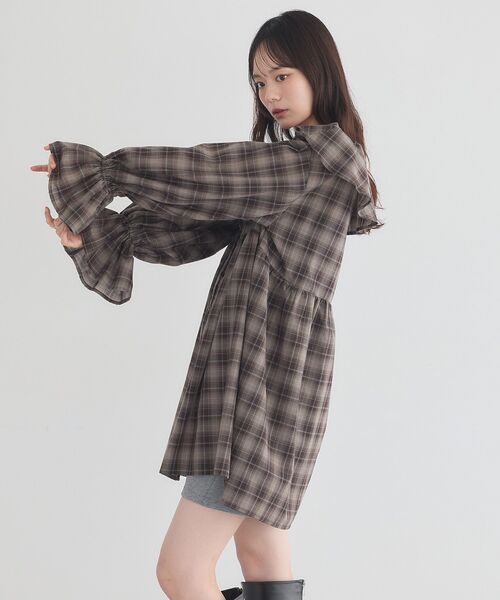earth music&ecology(アースミュージックアンドエコロジー)の「フリルカラーチュニック(チュニック・レディース・ブラック/ブラウン系その他4/グレー系その他3・FREE)」の8枚目の写真