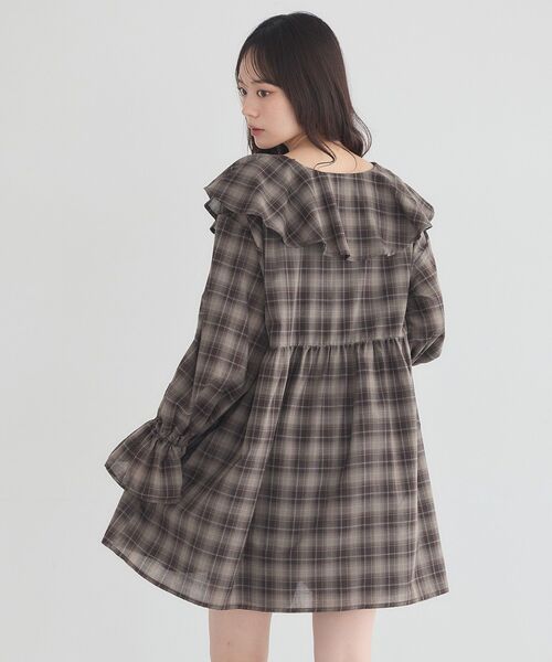 earth music&ecology(アースミュージックアンドエコロジー)の「フリルカラーチュニック(チュニック・レディース・ブラック/ブラウン系その他4/グレー系その他3・FREE)」の9枚目の写真