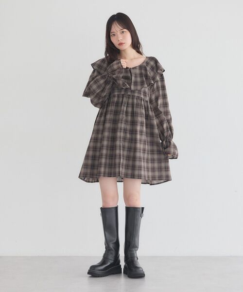 earth music&ecology(アースミュージックアンドエコロジー)の「フリルカラーチュニック(チュニック・レディース・ブラック/ブラウン系その他4/グレー系その他3・FREE)」の10枚目の写真