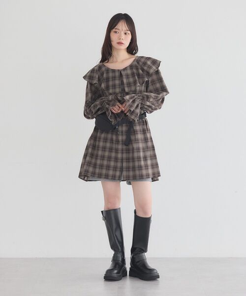 earth music&ecology(アースミュージックアンドエコロジー)の「フリルカラーチュニック(チュニック・レディース・ブラック/ブラウン系その他4/グレー系その他3・FREE)」の11枚目の写真
