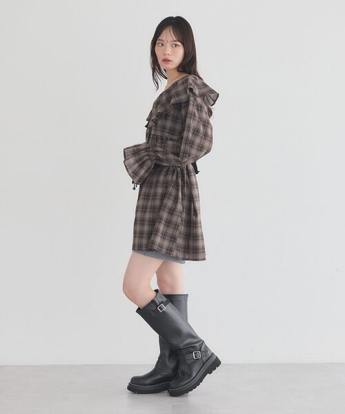 earth music&ecology(アースミュージックアンドエコロジー)の「フリルカラーチュニック(チュニック・レディース・ブラック/ブラウン系その他4/グレー系その他3・FREE)」の12枚目の写真