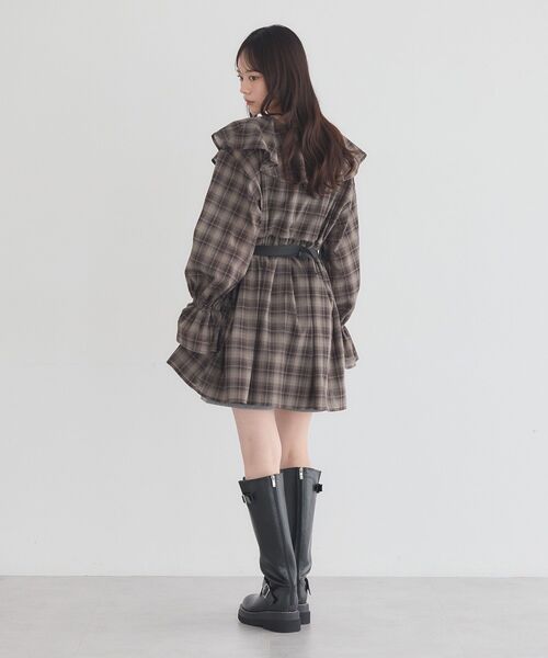 earth music&ecology(アースミュージックアンドエコロジー)の「フリルカラーチュニック(チュニック・レディース・ブラック/ブラウン系その他4/グレー系その他3・FREE)」の13枚目の写真
