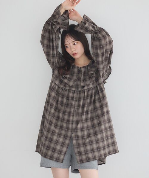earth music&ecology(アースミュージックアンドエコロジー)の「フリルカラーチュニック(チュニック・レディース・ブラック/ブラウン系その他4/グレー系その他3・FREE)」の14枚目の写真