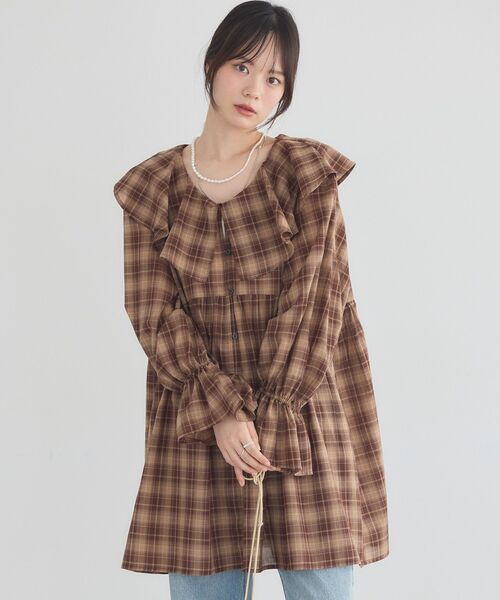 earth music&ecology(アースミュージックアンドエコロジー)の「フリルカラーチュニック(チュニック・レディース・ブラック/ブラウン系その他4/グレー系その他3・FREE)」の15枚目の写真
