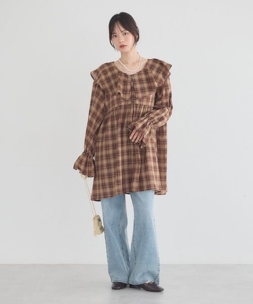 earth music&ecology(アースミュージックアンドエコロジー)の「フリルカラーチュニック(チュニック・レディース・ブラック/ブラウン系その他4/グレー系その他3・FREE)」の17枚目の写真