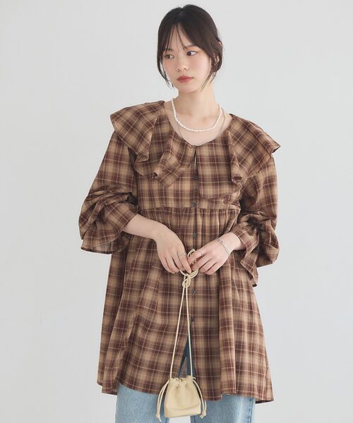 earth music&ecology(アースミュージックアンドエコロジー)の「フリルカラーチュニック(チュニック・レディース・ブラック/ブラウン系その他4/グレー系その他3・FREE)」の3枚目の写真