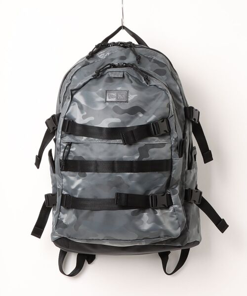 NEW ERA(ニューエラ)の「【NEW ERA/ニューエラ】キャリアパック 35L(バックパック/リュック・メンズ・グレー系その他/ブラック系その他・FREE)」の1枚目の写真