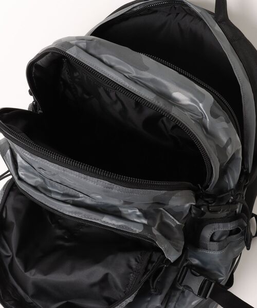 NEW ERA(ニューエラ)の「【NEW ERA/ニューエラ】キャリアパック 35L(バックパック/リュック・メンズ・グレー系その他/ブラック系その他・FREE)」の5枚目の写真