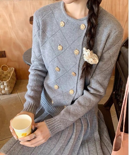 AsRiRe(アスリレイ)の「26aw ゴールドボタンニットカーディガン×プリーツミニスカートセットアップ(セットアップ・レディース・ネイビー/ベージュ/レッド/グレー・M)」の2枚目の写真