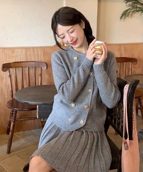 AsRiRe(アスリレイ)の「26aw ゴールドボタンニットカーディガン×プリーツミニスカートセットアップ(セットアップ・レディース・ネイビー/ベージュ/レッド/グレー・M)」の12枚目の写真