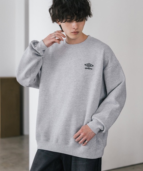 UMBRO（アンブロ）の「UMBRO アンブロ 別注コラボ オーバーサイズ裏起毛ワンポイントロゴ刺繍クルーネック長袖スウェット（スウェット・メンズ・杢グレー/チャコール/ブラック/ネイビー・L/XL/M）」の2枚目の写真