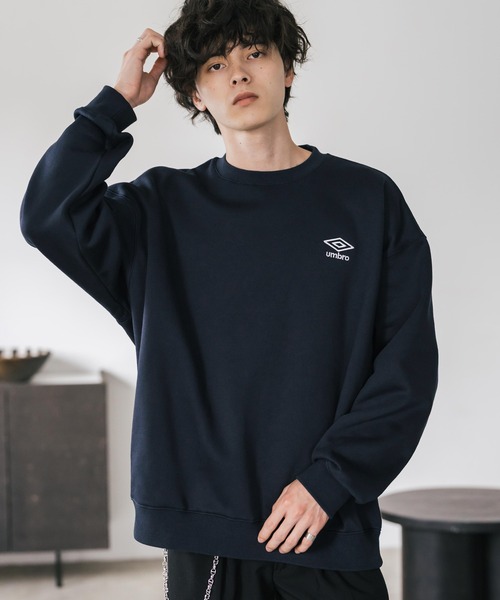 UMBRO（アンブロ）の「UMBRO アンブロ 別注コラボ オーバーサイズ裏起毛ワンポイントロゴ刺繍クルーネック長袖スウェット（スウェット・メンズ・杢グレー/チャコール/ブラック/ネイビー・L/XL/M）」の4枚目の写真