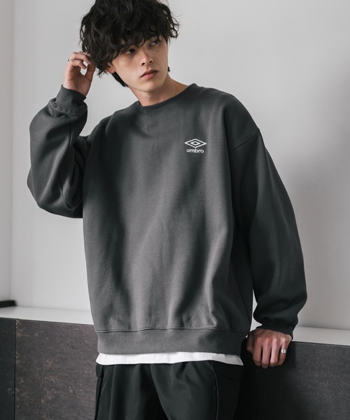 UMBRO（アンブロ）の「UMBRO アンブロ 別注コラボ オーバーサイズ裏起毛ワンポイントロゴ刺繍クルーネック長袖スウェット（スウェット・メンズ・杢グレー/チャコール/ブラック/ネイビー・L/XL/M）」の3枚目の写真