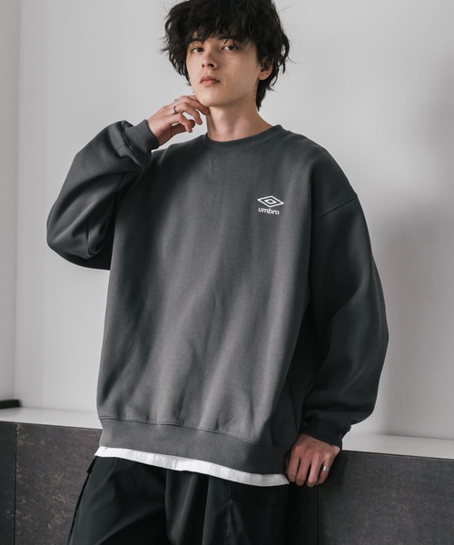 UMBRO（アンブロ）の「UMBRO アンブロ 別注コラボ オーバーサイズ裏起毛ワンポイントロゴ刺繍クルーネック長袖スウェット（スウェット・メンズ・杢グレー/チャコール/ブラック/ネイビー・L/XL/M）」の19枚目の写真