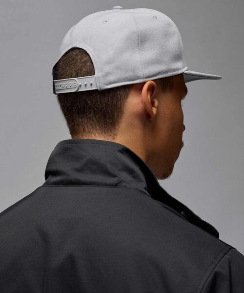 JORDAN BRAND(ジョーダンブランド)の「ジョーダン ジャンプマン プロ アジャスタブル キャップ / Jordan Jumpman Pro Adjustable Cap FV5296-065 Light Smoke Grey(キャップ・メンズ・スモークグレー・S/M/M/L/L/XL)」の7枚目の写真