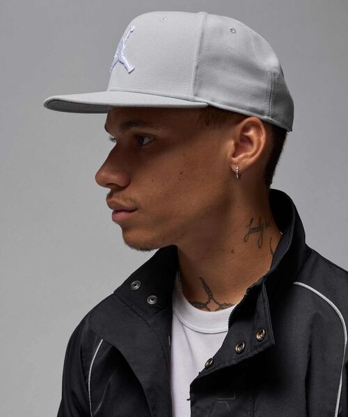 JORDAN BRAND(ジョーダンブランド)の「ジョーダン ジャンプマン プロ アジャスタブル キャップ / Jordan Jumpman Pro Adjustable Cap FV5296-065 Light Smoke Grey(キャップ・メンズ・スモークグレー・S/M/M/L/L/XL)」の2枚目の写真