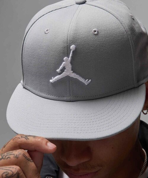 JORDAN BRAND(ジョーダンブランド)の「ジョーダン ジャンプマン プロ アジャスタブル キャップ / Jordan Jumpman Pro Adjustable Cap FV5296-065 Light Smoke Grey(キャップ・メンズ・スモークグレー・S/M/M/L/L/XL)」の3枚目の写真